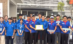 ‘Áo xanh’ Đất Tổ tiếp sức sĩ tử thi tốt nghiệp THPT
