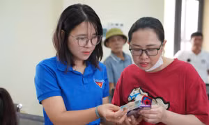 Thanh niên Đất Tổ làm 'gia sư công nghệ', hướng dẫn người dân sử dụng VNeID