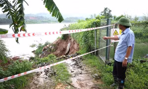 Mưa lớn gây sạt lở, nứt nhà tại Phú Thọ