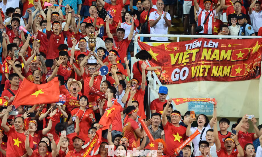 90 phút từ thót tim đến vỡ òa cùng tuyển Việt Nam