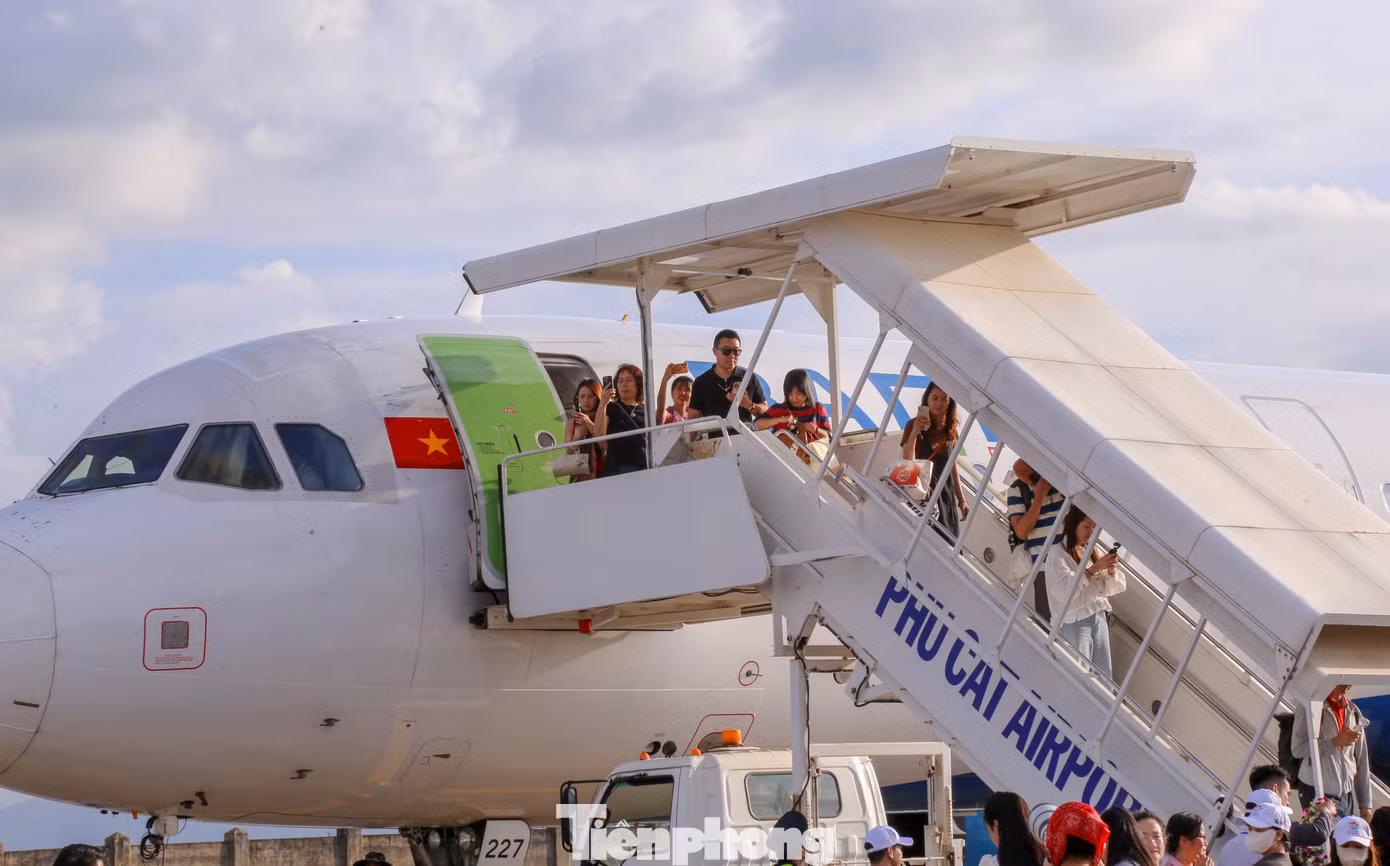 Chuyến bay đầu tiên hạ cánh xuống đường băng mới hơn 3.200 tỷ tại Phù Cát- Ảnh 4.