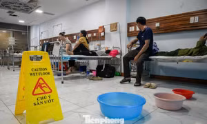 Dùng xô chậu hứng nước dột tại bệnh viện gần 1.800 tỷ ở Ninh Bình