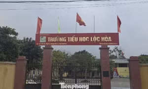 Công an xác minh thông tin trường học ‘cắt tiền khen thưởng để in giấy khen’