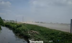 Bụi mịt mù trên công trường cao tốc Ninh Bình - Hải Phòng, người dân ’lĩnh đủ’
