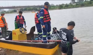Thiếu tá quân đội mất tích khi lao xuống sông cứu người