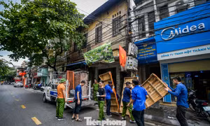  Di dời người dân khỏi chung cư 'chờ sập' ở Ninh Bình
