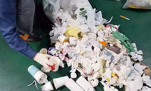 Người thu gom rác nhặt được gần 500 triệu đồng và hưởng toàn bộ sau 6 tháng