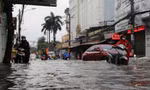 Mưa kéo dài, đường phố TPHCM, Đồng Nai ngập sâu, hàng loạt xe chết máy 