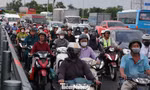 Người dân rời TPHCM về quê nghỉ lễ