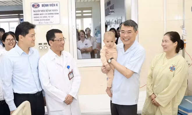 Thủ tướng Lê Minh Hưng thăm, tặng quà bệnh nhi Bệnh viện K dịp Trung thu