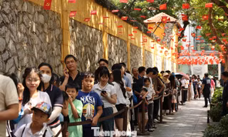 Xếp hàng dài tham quan Nhà tù Hỏa Lò