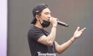 Fan đội nắng chờ CoolKid tổng duyệt Fest 'Chạm Việt Nam' 2