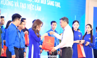 Hòa Minzy, Đen Vâu cùng nhiều gương mặt trẻ nổi bật được Thủ tướng biểu dương