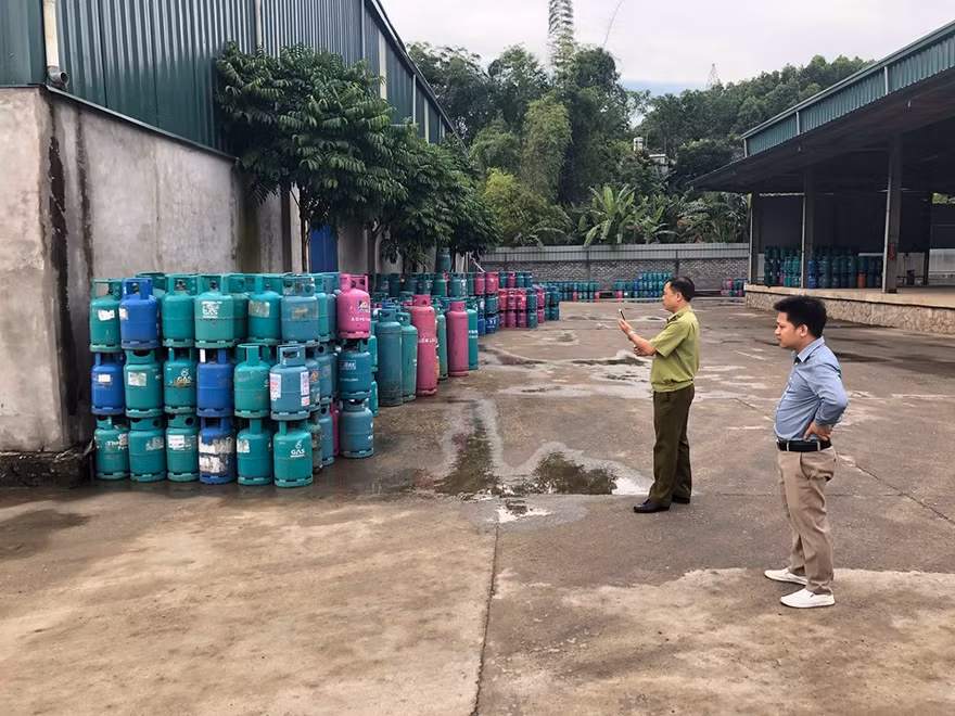 Nhiều vỏ bình gas mang nhiều nhãn hiệu khác nhau trong khuôn viên Cty Khánh Linh. Ảnh: Đ.H