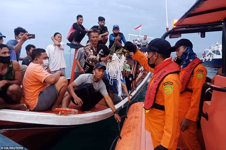 Nhân chứng vụ rơi máy bay Indonesia: Có 2 tiếng nổ, mảnh thi thể nổi trên biển