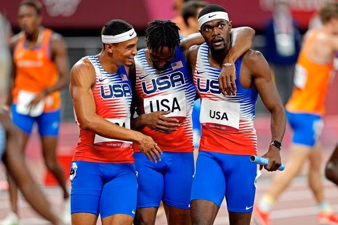 Các nam VĐV điền kinh Mỹ giành HCV thứ 2 tại Olympic Tokyo