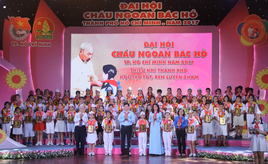 . Các vị lãnh đạo TPHCM và Trung ương Đoàn trao Biểu trưng Cháu ngoan Bác Hồ cho các em đội viên tiêu biểu