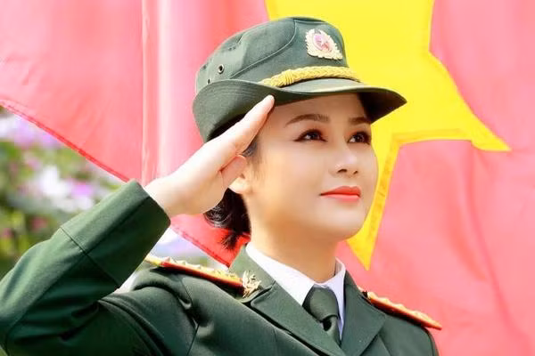 Huyền Sâm, sinh năm 1987, hiện công tác tại Nhà hát kịch nói Quân đội. 