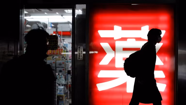 Một người dân ở Tokyo (Nhật Bản). Ảnh: Reuters