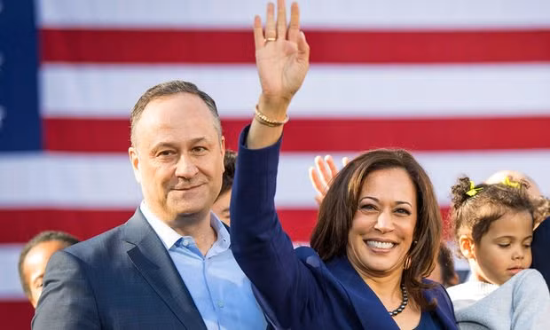 Ông Douglas Emhoff và vợ - bà Kamala Harris. Ảnh: Bloomberg