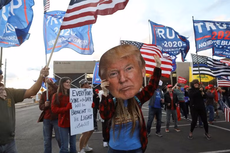 Người ủng hộ ông Trump biểu tình yêu cầu kiểm phiếu minh bạch ở Phoenix (bang Arizona). Ảnh: Reuters