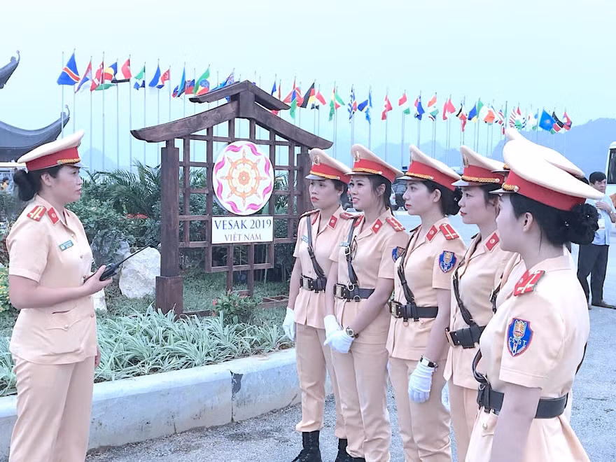 Hình ảnh nữ CSGT đã giúp du khách hạ nhiệt giữa tiết trời nắng nóng. Ảnh: Như Ý