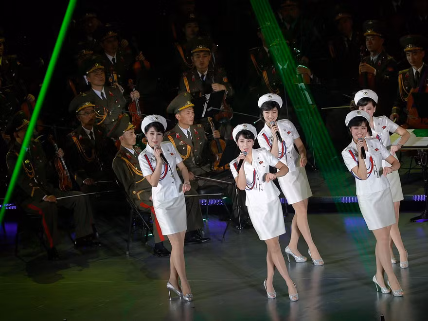 Ban nhạc nữ Moranbong biểu diễn cùng dàn nhạc nam thuộc quân đội Triều Tiên có tên Merited Chorus. Ảnh: AP