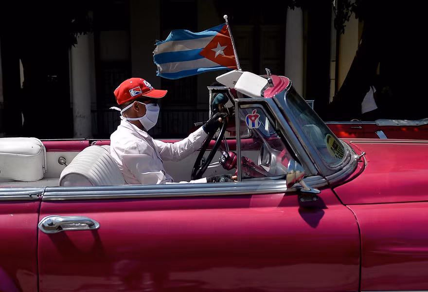 Lái xe trên đường phố Cuba. Ảnh: Getty.