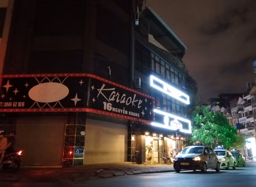 Phố karaoke nhộn nhịp bậc nhất Hà Nội 'cửa đóng, then cài' tránh dịch COVID-19