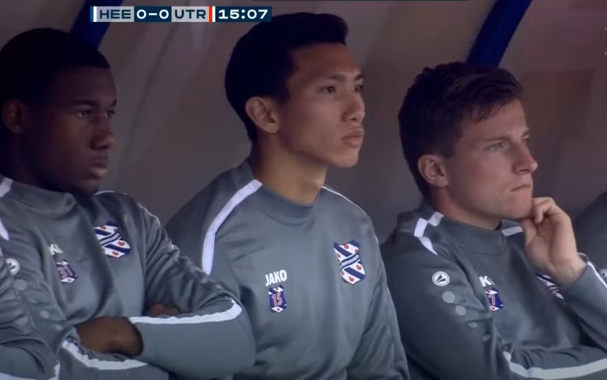 Văn Hậu dự bị, SC Heerenveen hoà thất vọng trước Utrecht