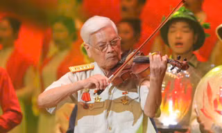 Đại tá, nhạc sĩ Doãn Nho kéo violin ở tuổi 94