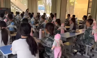 Tranh cãi trường học dạy học sinh cá biệt bằng búp bê