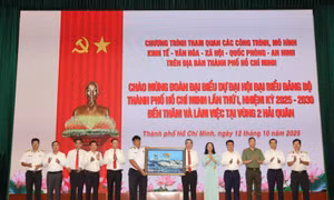 Đoàn đại biểu Đại hội Đảng bộ TPHCM thăm Bộ Tư lệnh Vùng 2 Hải quân