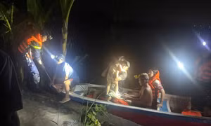 Mưa lớn gây ngập sâu ở TPHCM, 113 người dân được đưa đến nơi an toàn