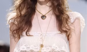 Xu hướng trang sức từ sàn diễn thời trang: Mặt dây locket trở thành tâm điểm