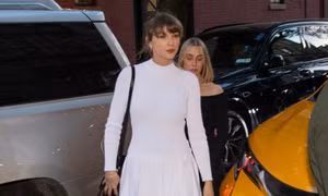 Taylor Swift và nữ chính Bridgerton 2 không hẹn mà cùng diện "cả cây trắng"