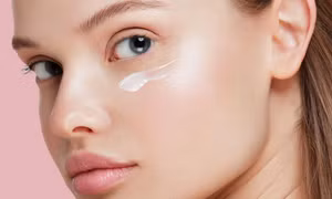 Vì sao chăm chỉ thoa kem mắt quanh năm suốt tháng nhưng mắt vẫn "gấu trúc"?
