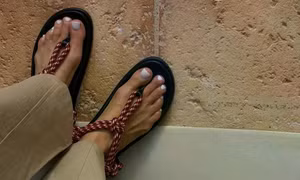 Không phải dép tông, sandal dây thừng mới là xu hướng bất ngờ nhất Hè này