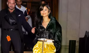 Zendaya mặc đồ tưởng lệch pha nhưng thật ra bắt trúng tinh thần Hè năm nay