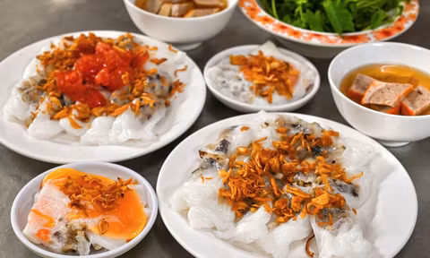 Quán bánh cuốn Hà Nội hơn 40 năm, giá từ 20.000 đồng, được tạp chí Anh khen