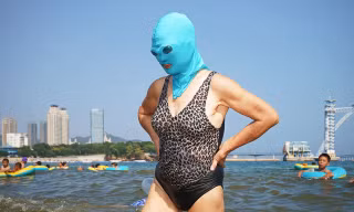 Lý do phụ nữ mặc bikini nhưng che mặt kín mít 