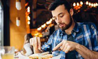 Bị nhà hàng từ chối chỉ vì... ăn một mình 