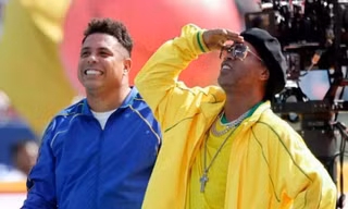 Ronaldo và Ronaldinho xuất hiện gây ngỡ ngàng ở trận chung kết