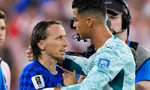 Khoảnh khắc Ronaldo ôm Luka Modric gây sốt