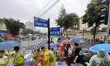 Người dân đội mưa giữ chỗ đẹp xem sơ duyệt diễu binh, diễu hành mừng Quốc khánh 2/9