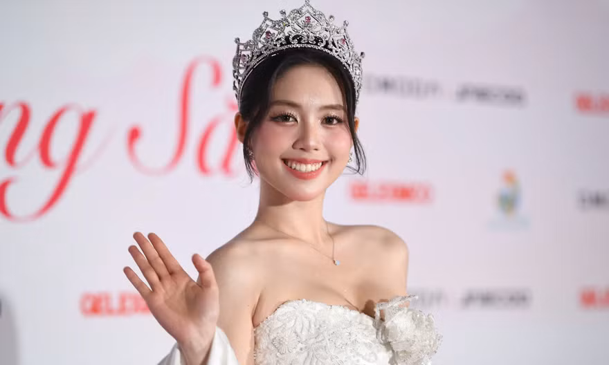 Dàn người đẹp rạng ngời trên thảm đỏ chung khảo Hoa hậu Việt Nam
