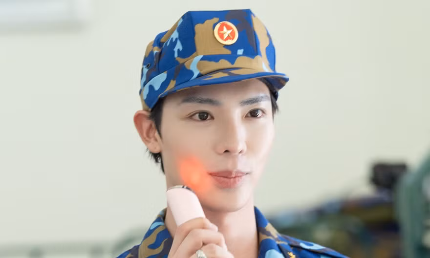 Erik liên tục phải xin lỗi 
