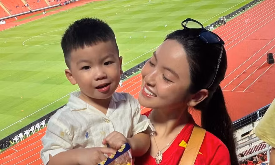 Chu Thanh Huyền hò hét khi Quang Hải nâng tỷ số 2-0