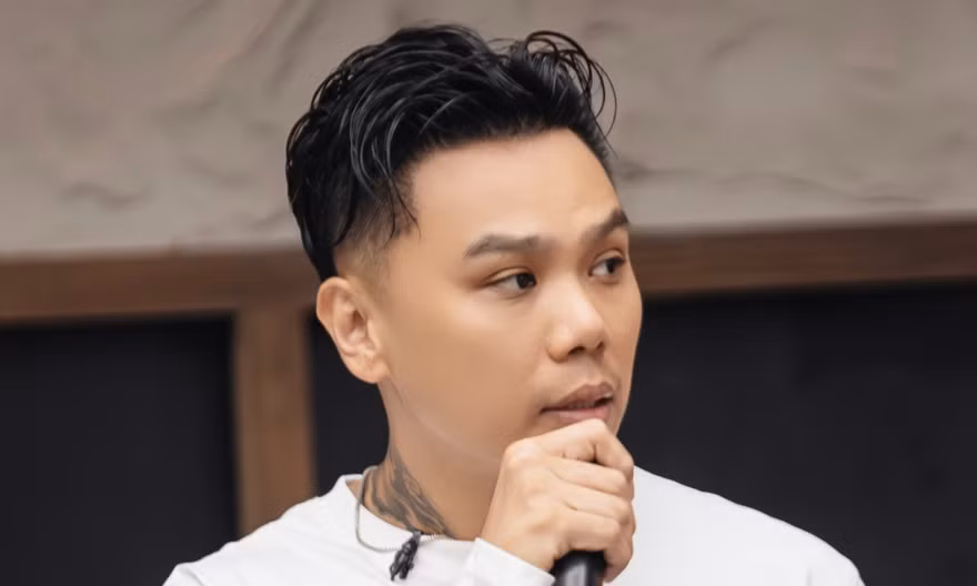Anh trai chông gai đổi luật chơi