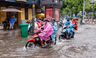 Mưa lớn lại gây ngập trên nhiều tuyến đường ở TPHCM
